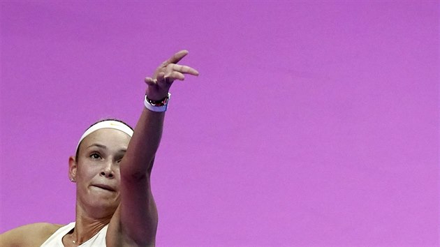 Chorvatská tenistka Donna Vekičová servíruje v semifinále turnaje v Tokiu.