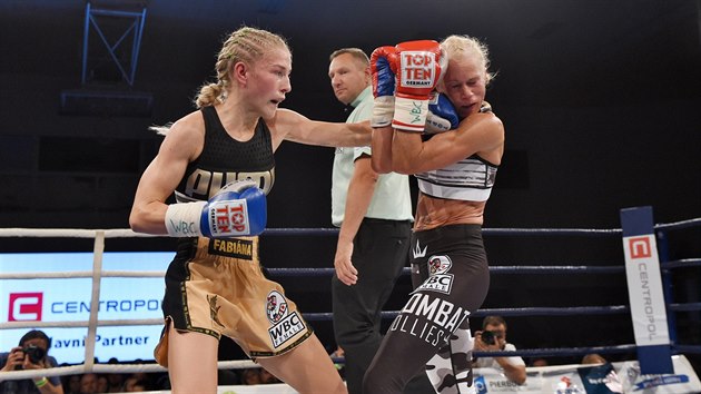 Boxerka Fabina Bytyqi (vlevo) v souboji s Denise Castleovou z Velk Britnie v utkn o titul mistryn svta organizace WBC.