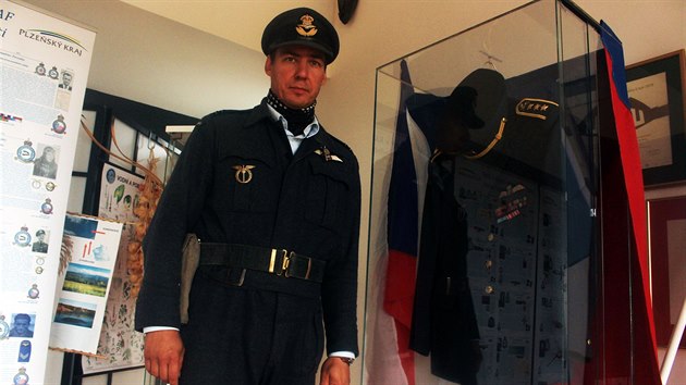 Daniel vec stoj u vitrny s uniformou, kter patila Josefu Prokopcovi.