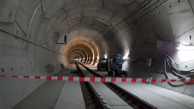 Za dva měsíce projede nejdelším železničním tunelem v zemi první vlak. (21. 9. 2018)