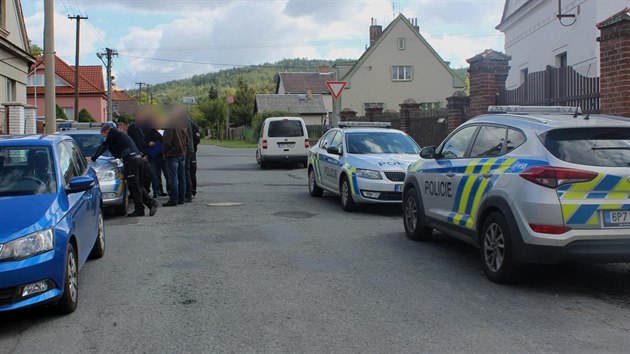 Ve tnovicch na Plzesku dolo dnes k loupenmu pepaden. Po pachateli policist ptraj.