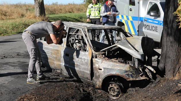 Pi tragick nehod u Trpst na Tachovsku zemel idi osobnho vozidla. Auto zcela pohltily plameny. (27. 9. 2018)