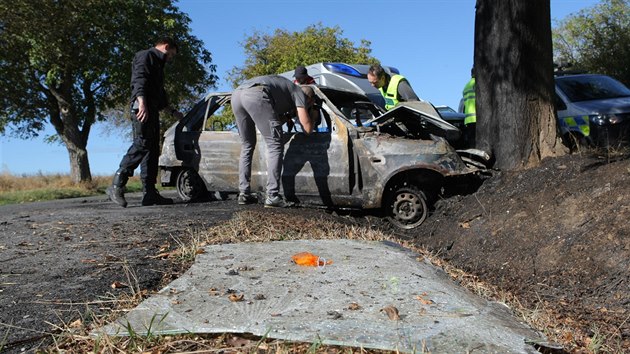 Pi tragick nehod u Trpst na Tachovsku zemel idi osobnho vozidla. Auto zcela pohltily plameny. (27. 9. 2018)