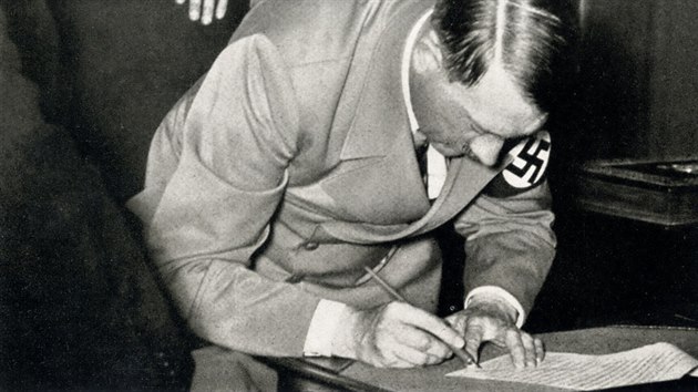 Okamik podpisu mnichovsk dohody ‒ Adolf Hitler.