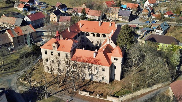 Encovany, Polepy, okres Litoměřice. Renesanční zámek vznikl v 16. století přestavbou gotické tvrze ze 14. století do renesanční podoby.