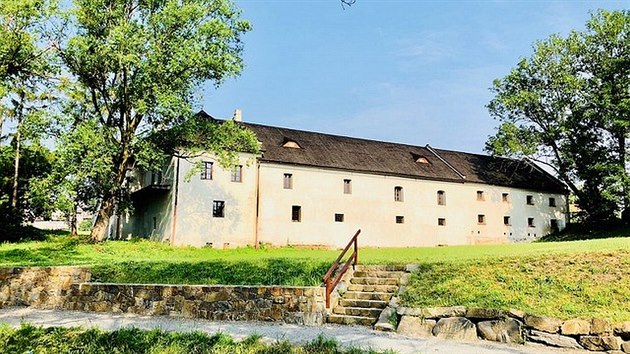 Velk Polom, okres Ostrava-msto. Arel bval vodn tvrze a pansk spky je na prodej za 18 milion korun.