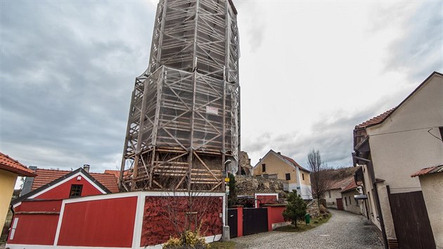 V Podhrad, Jentejn, okres Praha-vchod. Dm stoj na severovchodnm okraji Prahy v pmm sousedstv 22 metr vysok kamenn ve, kter je pozstatkem hradu ze 14. stolet.