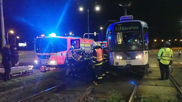 Zchrani v Ostrav zasahovali u nehody tramvaje slo 11 a osobnho automobilu.
