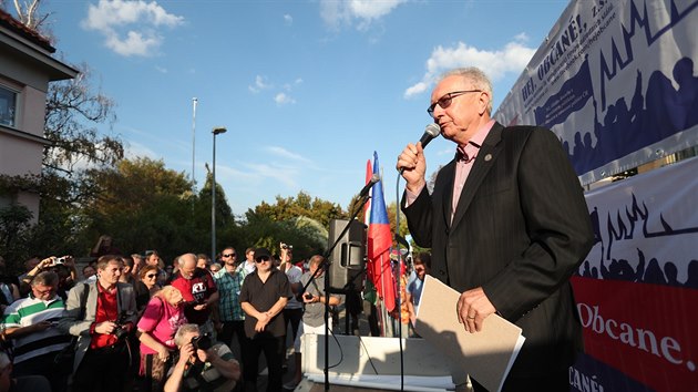 Jan Veleba na demonstraci na podporu Viktora Orbna ped Maarskou ambasdou v Praze. (20. z 2018)