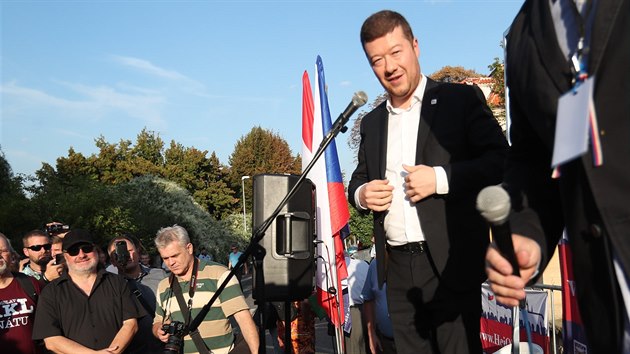 Tomio Okamura na demonstraci na podporu Viktora Orbna ped Maarskou ambasdou v Praze. (20. z 2018)