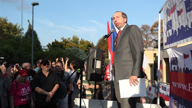 Vclav Klaus mlad na demonstraci na podporu Viktora Orbna ped Maarskou ambasdou v Praze. (20. z 2018)