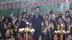 Plakát s ínským prezidentem Si in-pchingem v provincii Sin-iang (31. srpna...