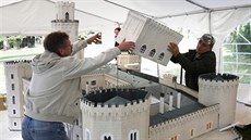 Modeláři dokončují model zámku Hluboká v mariánskolázeňském miniaturparku...