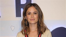 Here�ka Rachel Bilsonová v krátkém svetru vyrazila na spole�enskou akci a v�bec...