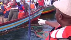 Záchranái v Tanzanii pomáhají peivím z pevráceného trajektu na Viktoriin...