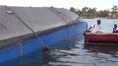 P�evrácený trajekt na Viktoriin� jeze�e v Tanzanii, na n�m� mohlo být p�es 400...