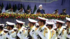 Íránský prezident Hasan Rúhání sleduje vojenskou pehlídku. (22. záí 2018)