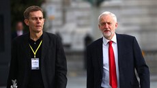 éf labourist Jeremy Corbyn pichází spolen se svým poradcem Seumasem Milnem...