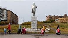 Skupina dtí z mateské koly prochází kolem sochy Vladimíra Lenina. (17. záí...