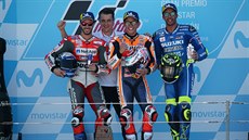 Stupn vítz závodu Moto GP v Aragonii. Uprosted Marc Márquez, vlevo Andrea...