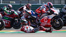 Jorge Lorenzo padá v závodu Moto GP v Aragonii.