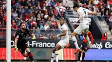 Branká� Tomá� Koubek z Rennes sleduje hlavi�ku Edinsona Cavaniho (vpravo) z...
