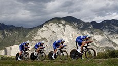 Tým Quick-Step Floors bhem asovky na mistrovství svta v Innnsbrucku.