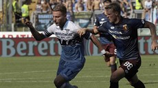 Ciro Immobile z Lazia (vlevo) uniká Oscaru Hiljemarkovi z Janova