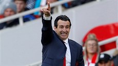 Trenér Arsenalu Unai Emery udluje pokyny svým svencm v utkání s Evertonem.