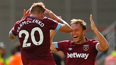 Andrej Jarmolenko a Mark Noble z West Hamu oslavují gól v utkání proti...