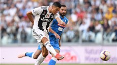 Cristiano Ronaldo z Juventusu (vpedu) stílí na bránu bhem utkání s Neapolí.