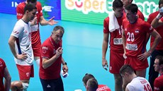 Srbský trenér Nikola Grbi udluje pokyny svým svencm v utkání s Brazílií.