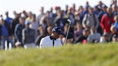 Zklamaný Tiger Woods z amerického výbru bhem druhého dne Ryder cupu.