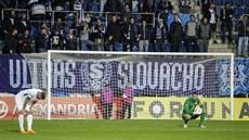 Zklamaní hrá�i Slovácka Stanislav Hofmann (vlevo) a Michal Dan�k.