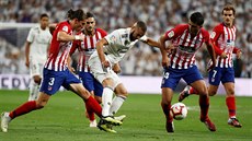 Útoník Realu Madrid Karim Benzema v souboji s hrái Atlética Madrid Filipem...