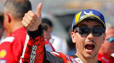 Jorge Lorenzo oslavuje vít�zství v kvalifikaci na Velkou cenu Aragonie.