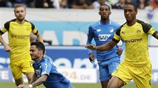 Leonardo Bittencourt z Hoffenheimu padá po zákroku Abdou Dialla z Dortmundu.