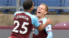Mat�j Vydra (vpravo) oslavuje svoji branku se spoluhrá�em z Burnley Aaronem...