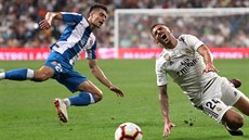 Dani Ceballos z Realu Madrid (vpravo) a Marc Roca z Espanyolu Barcelona