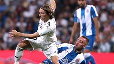 Luka Modri z Realu Madrid se snaí ustát souboj se Sergim Darderem z Espanyolu...