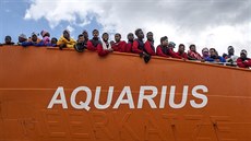 Lo Aquarius s 1004 afrických migranty na palub kotví v italském pístavu...
