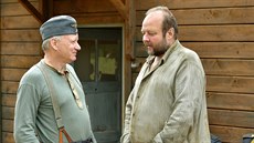 Herci Stellan Skarsgard (vlevo) a Milan imáek pi natáení filmu Nabarvené...