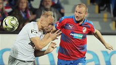 Plzeský fotbalista Michael Krmeník se pere o mí se Semihem Kayou ze Sparty.