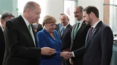 Nmecká kancléka Angela Merkelová se zdraví s tureckým ministrem financí...