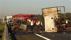 Na D11 se čelně střetla dvě vozidla. Řidiči nehodu nepřežili. (28. 9. 2018)