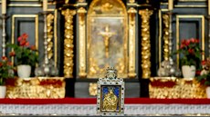 Palladium země české je kovový reliéf zobrazující Pannu Marii s Kristem, který...