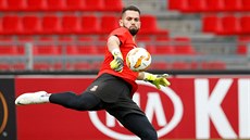 �ECH PROTI �ECH�M Branká� Tomás Koubek z Rennes b�hem rozcvi�ení p�ed duelem...