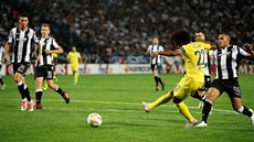 Brazilský záloník Willian z Chelsea stílí gól v Evropské lize na hiti PAOK...