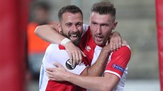Jaromír Zmrhal (vpravo) pijímá gratulace od Josefa Hubauera, Slavia vede nad...
