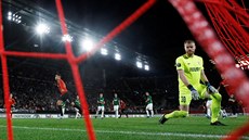 Jablonecký branká� Vlastimil Hrubý se smutn� ohlédl, Hatem Ben Arfa z Rennes...